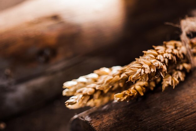 Pane fresco affettato su una tavola di legno