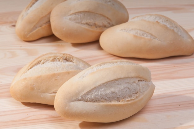 Pane fresco appena sfornato con farina