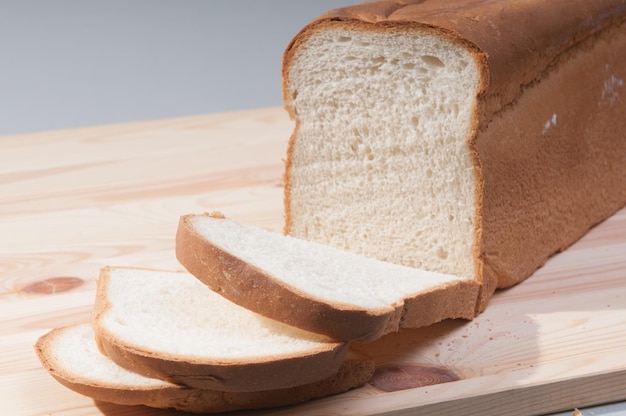 Pane fresco appena sfornato con farina