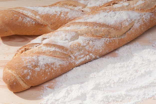 Pane fresco appena sfornato con farina