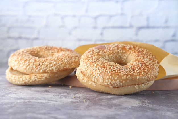 pane fresco bagel in una carta sul tavolo