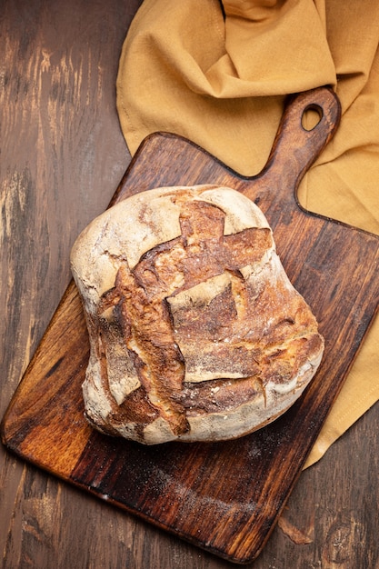 Pane fresco biologico fatto in casa. Mangiare sano, acquistare concetto di ricette di pane locale. Vista dall'alto, piatto