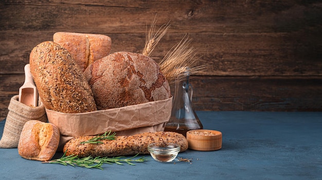 Pane fresco, burro e rosmarino su fondo di legno. Vista laterale, copia dello spazio.