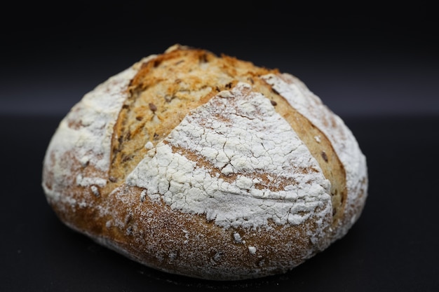 Pane fresco con condimenti su uno sfondo scuro