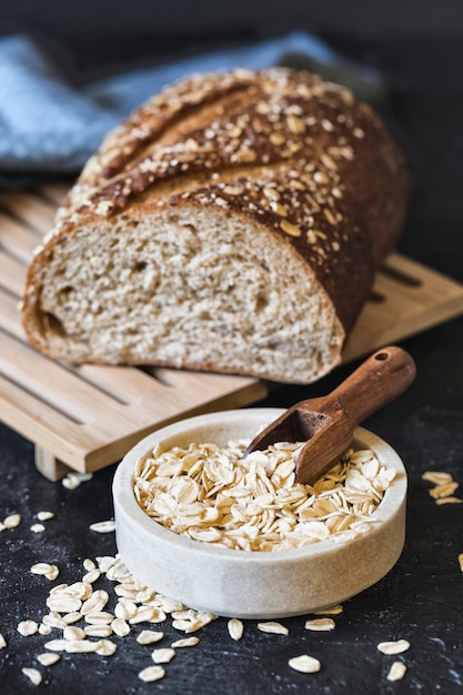 Pane fresco con fiocchi d'avena