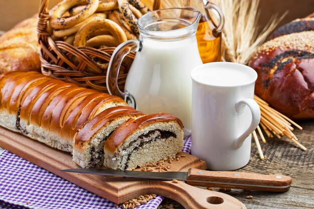 Pane fresco con latte su una vecchia priorità bassa