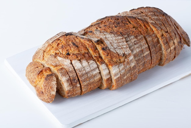 Pane fresco con le carote sul tavolo bianco