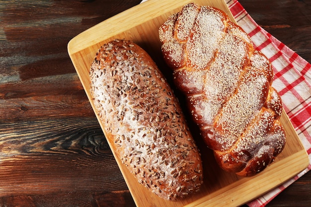 Pane fresco con panino sul tagliere sul tavolo da vicino