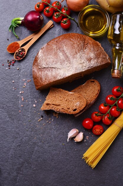 Pane fresco con spezie, verdure e spaghetti