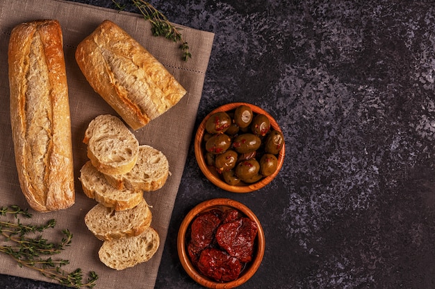 Pane fresco con stuzzichini.