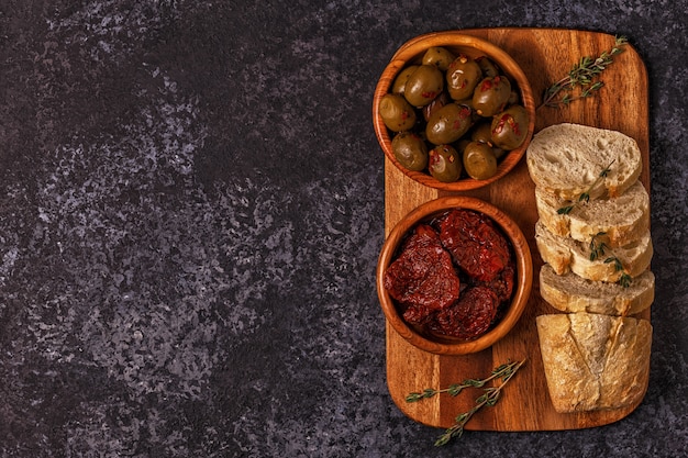 Pane fresco con stuzzichini.