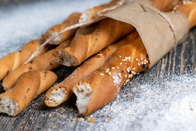 pane fresco delizioso a base di farina e altri ingredienti naturali, pane fatto in casa cotto al forno e pronto per l'uso come alimento