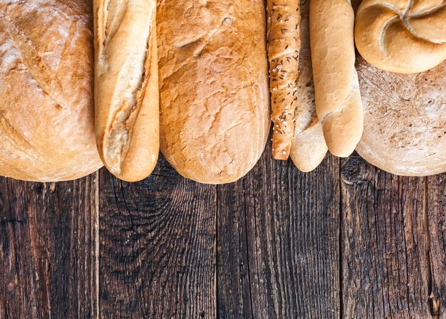 Pane fresco delizioso su fondo di legno