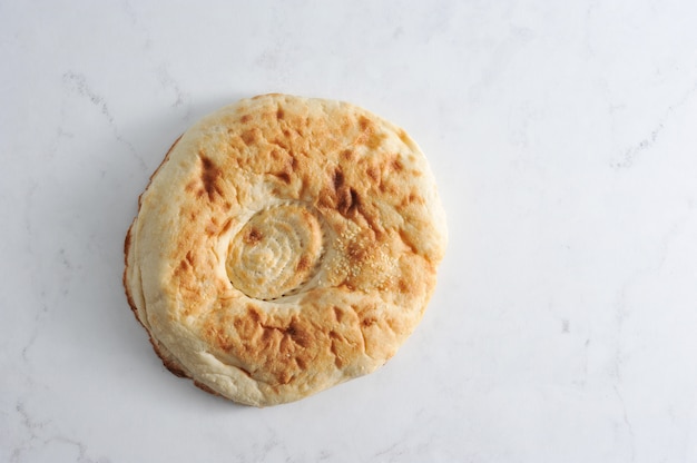 Pane fresco della pita su marmo bianco