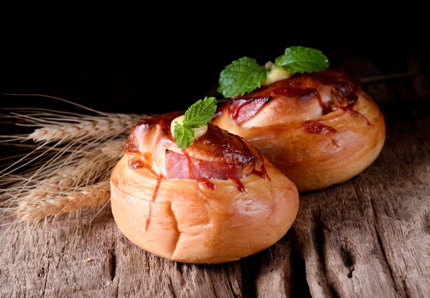 Pane fresco di prosciutto su legno