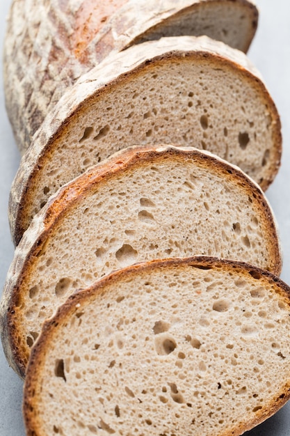 Pane fresco di segale su sfondo grigio.