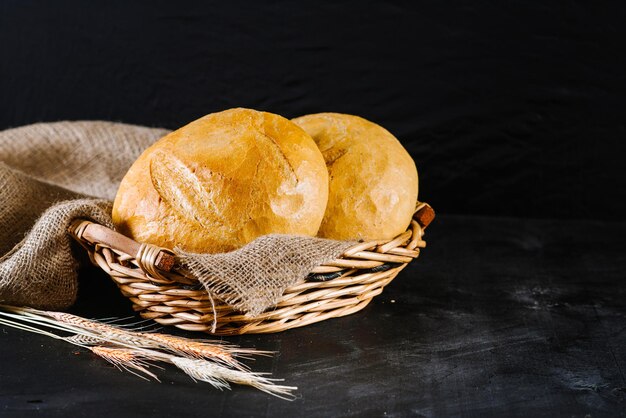 Pane fresco dolce con ingredienti su fondo di legno nero