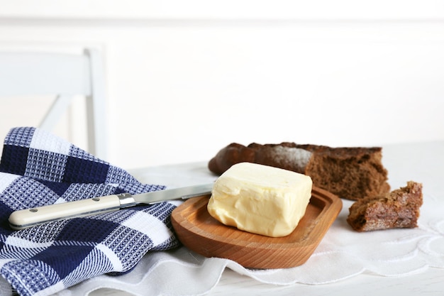 Pane fresco e burro sul tavolo in cucina