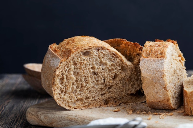 Pane fresco e delizioso a base di farina e altri prodotti naturali