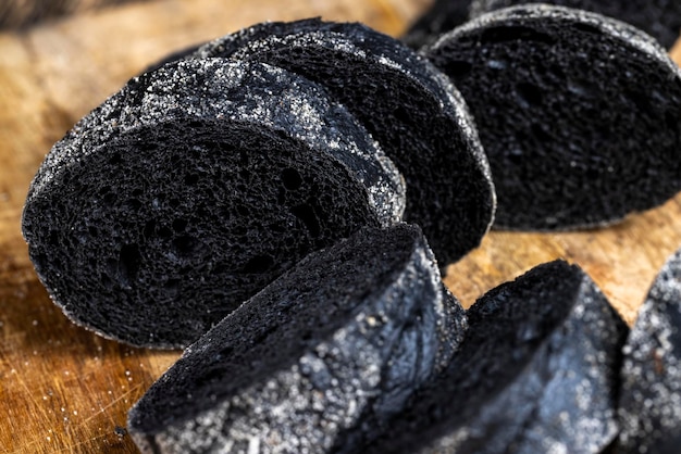 Pane fresco e delizioso a base di farina e altri prodotti naturali