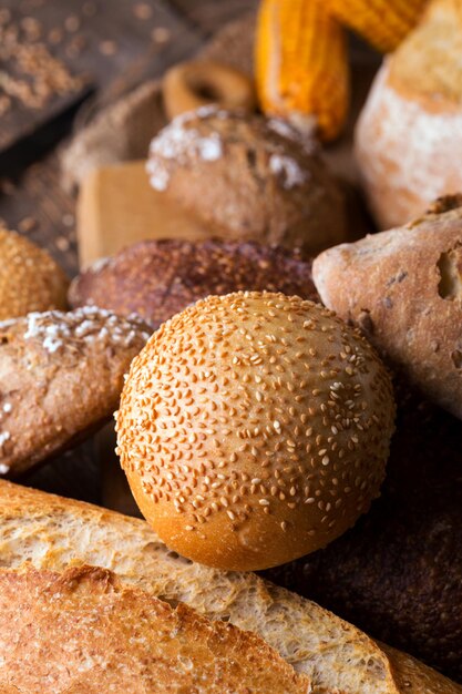 Pane fresco e focacce differenti sulla tavola di legno