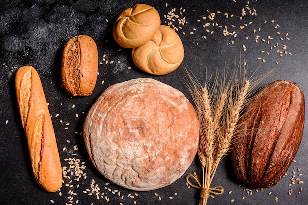 Pane fresco e fragrante con cereali e coni