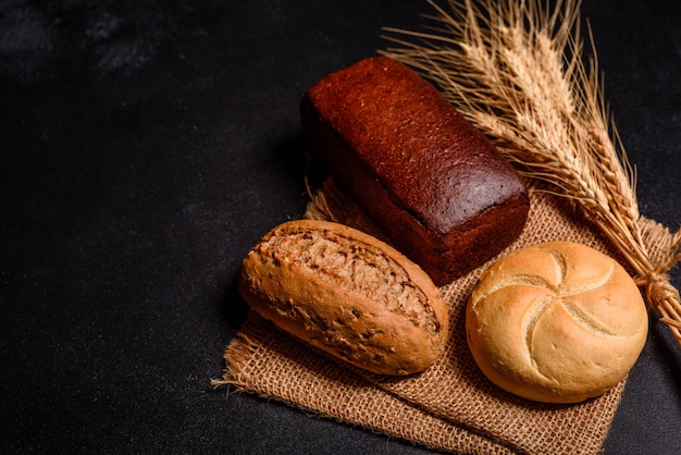 Pane fresco e fragrante con cereali e coni