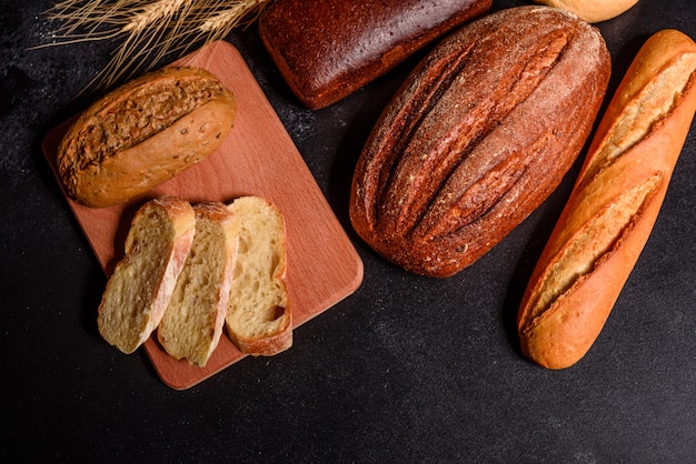 Pane fresco e fragrante con cereali e coni