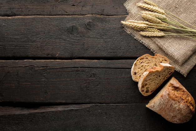 pane fresco e grano su legno