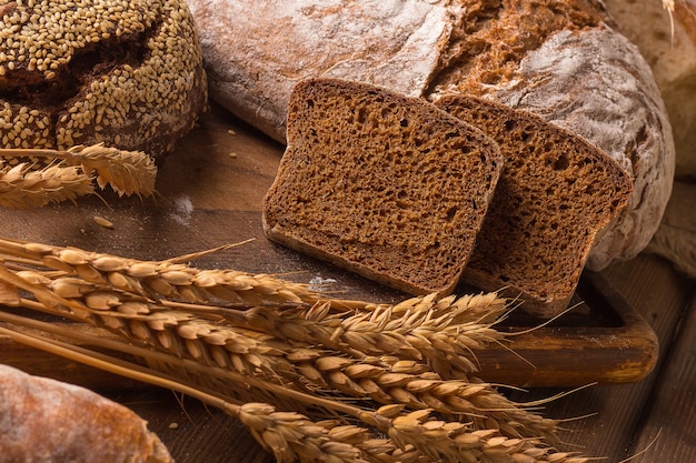 pane fresco e grano sul legno