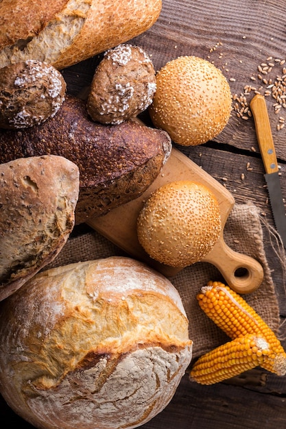 pane fresco e grano sul legno