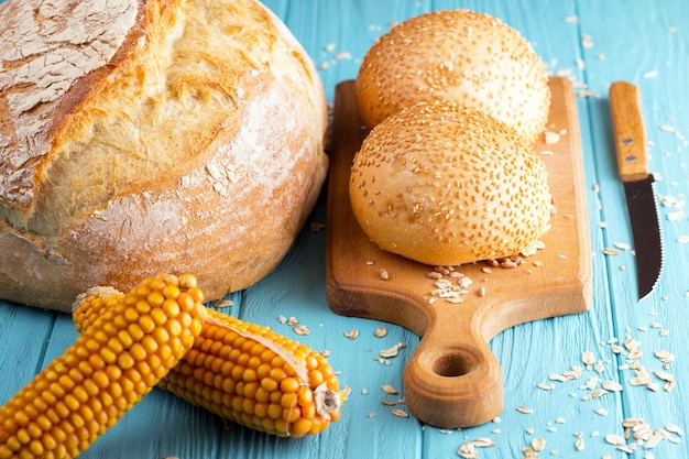 pane fresco e grano sul legno