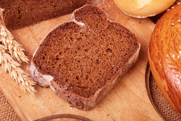 pane fresco e grano sulla tela