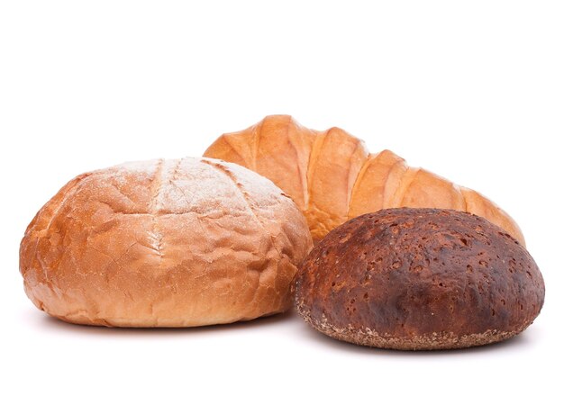 Pane fresco e sacco di farina isolato su sfondo bianco ritaglio