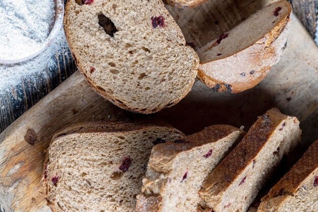 Pane fresco fatto di farina e mirtilli rossi secchi bacche di mirtillo rosso nel pane tagliato a pezzi