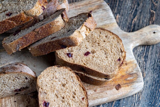 Pane fresco fatto di farina e mirtilli rossi secchi bacche di mirtillo rosso nel pane tagliato a pezzi