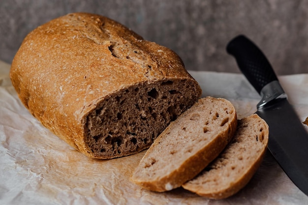 Pane fresco fatto in casa a lievitazione naturale su fondo rustico con spazio per la copia