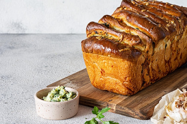 Pane fresco fatto in casa a pezzi con formaggio all'aglio alle erbe