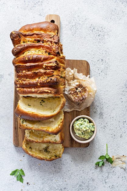 Pane fresco fatto in casa a pezzi con formaggio all'aglio alle erbe