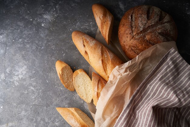 Pane fresco fatto in casa, baguette francesi, pane grigio senza glutine Copia spazio
