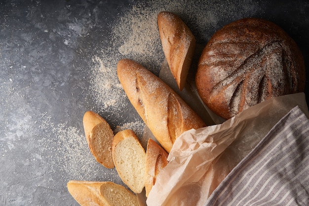 Pane fresco fatto in casa, baguette francesi, pane grigio senza glutine Copia spazio