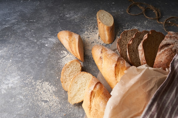 Pane fresco fatto in casa, baguette francesi, pane grigio senza glutine Copia spazio