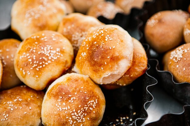 Pane fresco fatto in casa preso dal forno a legna