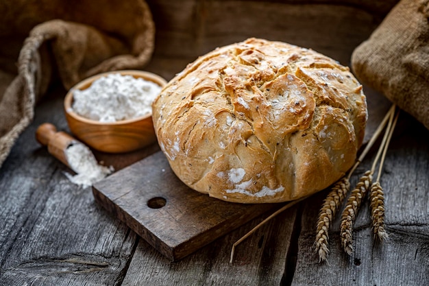 Pane fresco fatto in casa su un tavolo di legno