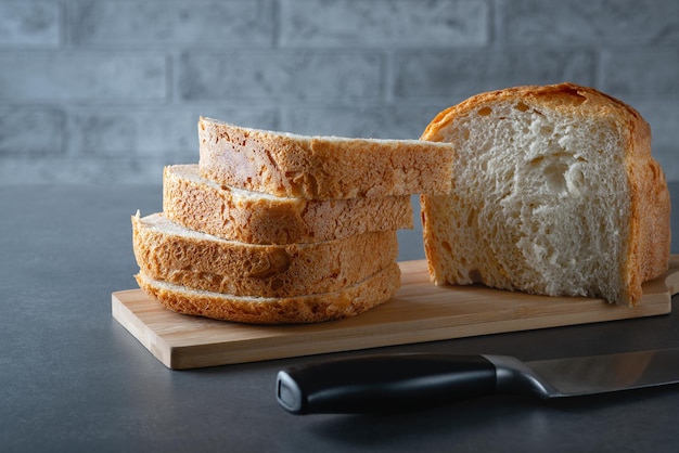 Pane fresco fatto in casa su un tavolo grigio