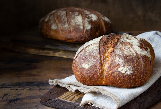 Pane fresco fatto in casa su uno sfondo scuro