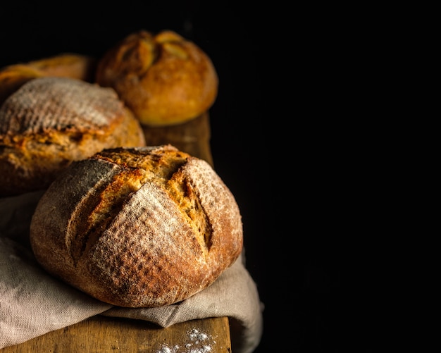 Pane fresco fatto in casa sul tavolo scuro.