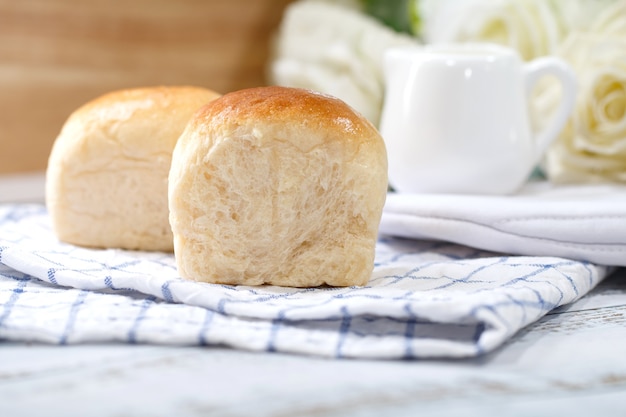 Pane fresco fatto in casa sulla tavola bianca con il tovagliolo