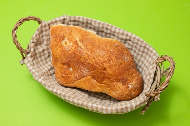 Pane fresco in piccolo backet su sfondo verde