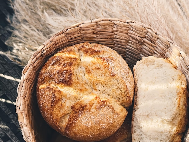 Pane fresco in un paniere di cibo in stile rustico cestino
